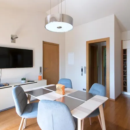 Huge Luxury Villa, 6 Beds And Baths, Terraces, Double Garage Willa