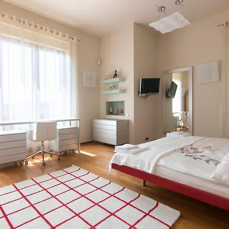 Huge Luxury Villa, 6 Beds And Baths, Terraces, Double Garage Praga