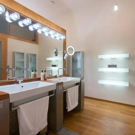 Huge Luxury Villa, 6 Beds And Baths, Terraces, Double Garage Вилла Прага