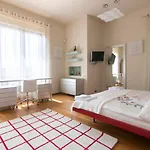 Huge Luxury Villa, 6 Beds And Baths, Terraces, Double Garage Prága