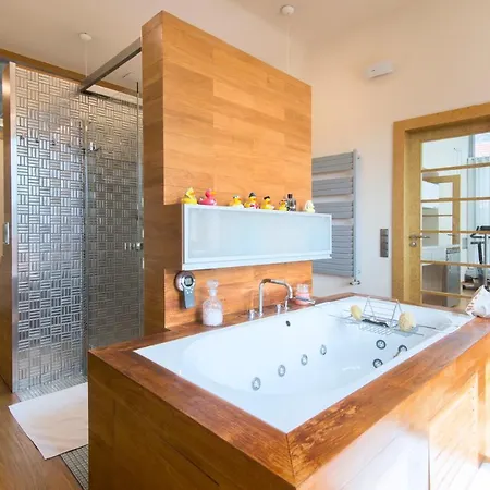 Villa Huge Luxury Villa, 6 Beds And Baths, Terraces, Double Garage Praag