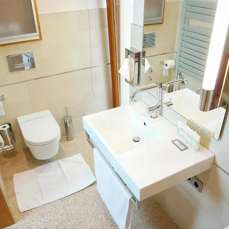 Villa Huge Luxury Villa, 6 Beds And Baths, Terraces, Double Garage *