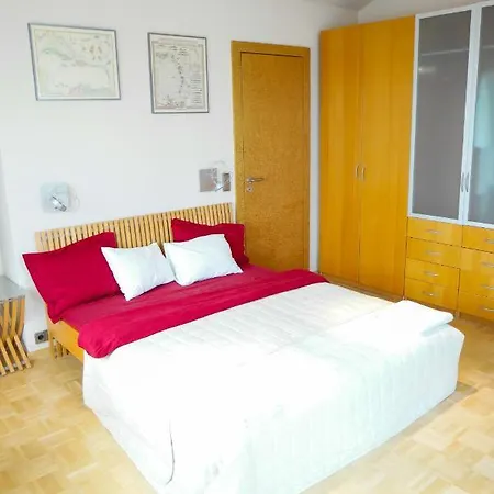 Huge Luxury Villa, 6 Beds And Baths, Terraces, Double Garage Praag