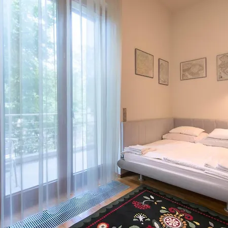 Huge Luxury Villa, 6 Beds And Baths, Terraces, Double Garage Prague