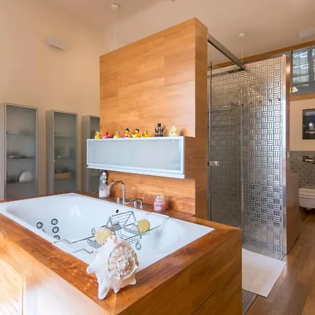 Huge Luxury Villa, 6 Beds And Baths, Terraces, Double Garage *