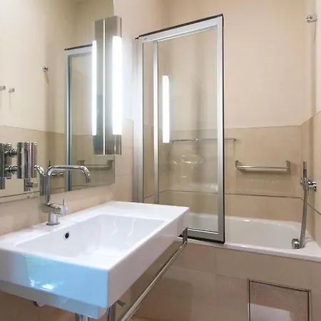 Villa Huge Luxury Villa, 6 Beds And Baths, Terraces, Double Garage Praag