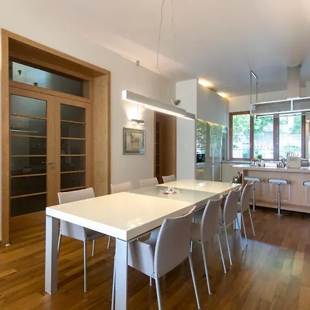 Huge Luxury Villa, 6 Beds And Baths, Terraces, Double Garage