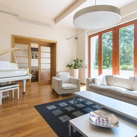 Huge Luxury Villa, 6 Beds And Baths, Terraces, Double Garage Villa Praag