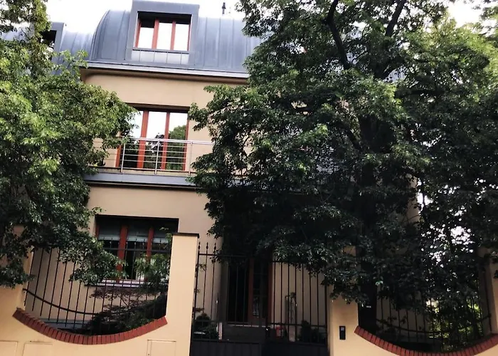 Huge Luxury Villa, 6 Beds And Baths, Terraces, Double Garage Villa *