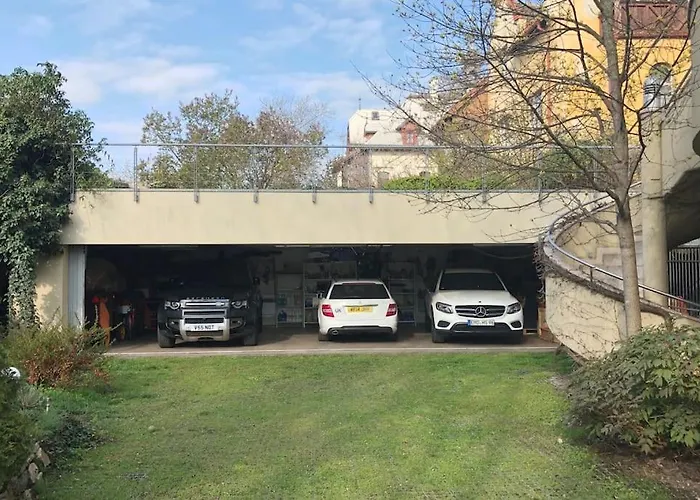 Huge Luxury Villa, 6 Beds&baths, Terraces, Double Garage * Prague