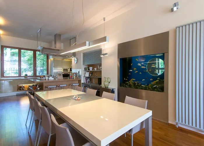 Huge Luxury Villa, 6 Beds&baths, Terraces, Double Garage Villa Prague