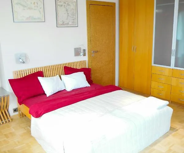 Huge Luxury Villa, 6 Beds&baths, Terraces, Double Garage Prague