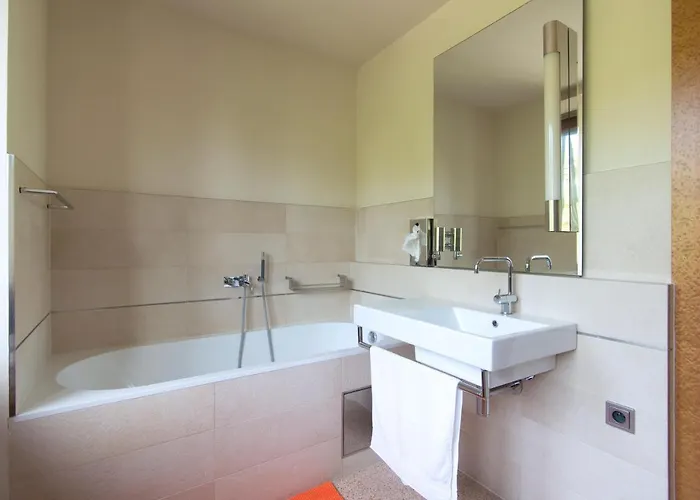 Villa Huge Luxury Villa, 6 Beds And Baths, Terraces, Double Garage