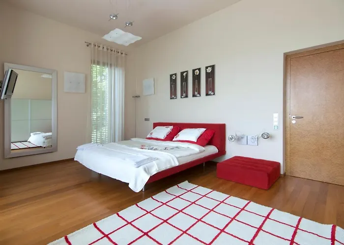 Huge Luxury Villa, 6 Beds And Baths, Terraces, Double Garage Prag