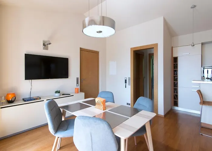 Huge Luxury Villa, 6 Beds And Baths, Terraces, Double Garage Villa