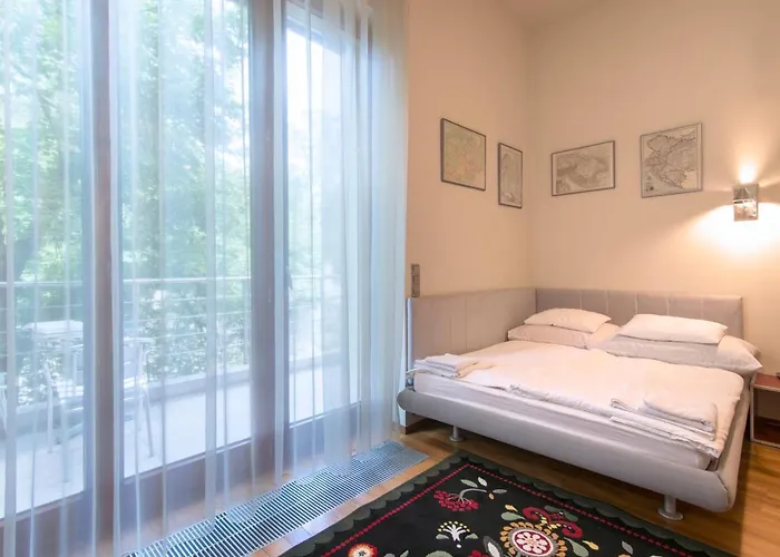 Huge Luxury Villa, 6 Beds&baths, Terraces, Double Garage Prague