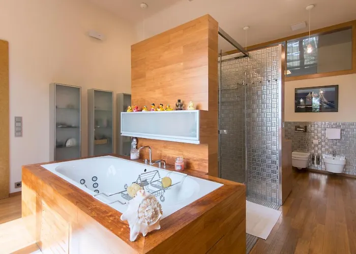 Huge Luxury Villa, 6 Beds And Baths, Terraces, Double Garage *