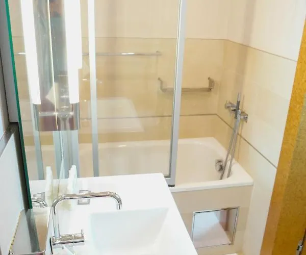 Villa Huge Luxury Villa, 6 Beds And Baths, Terraces, Double Garage *