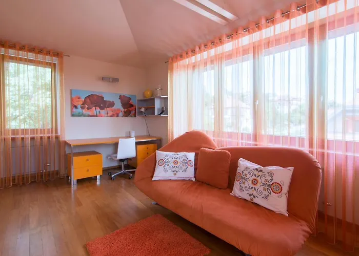 Huge Luxury Villa, 6 Beds And Baths, Terraces, Double Garage *