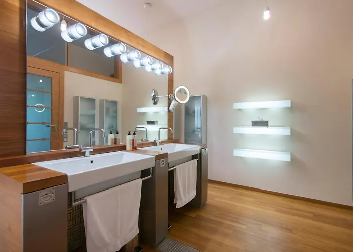 Huge Luxury Villa, 6 Beds And Baths, Terraces, Double Garage Villa Prag