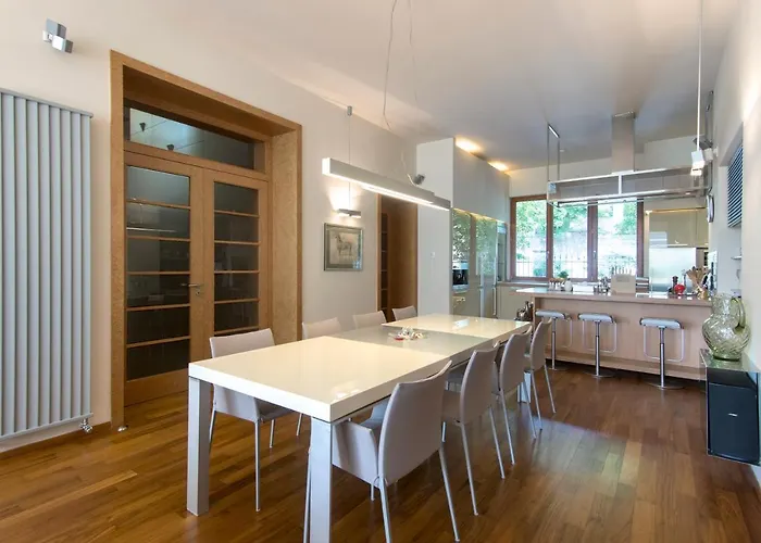 Huge Luxury Villa, 6 Beds And Baths, Terraces, Double Garage