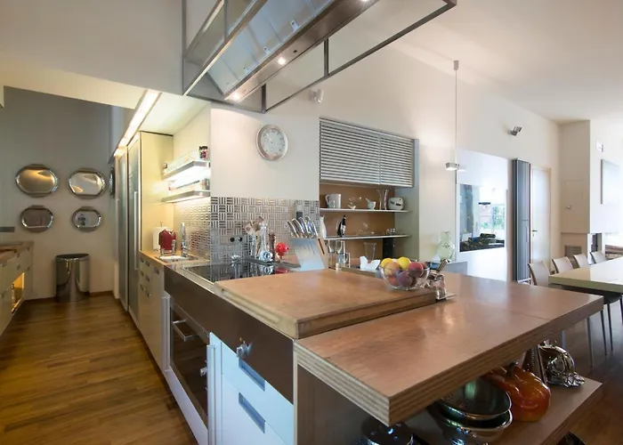 Huge Luxury Villa, 6 Beds And Baths, Terraces, Double Garage Villa *