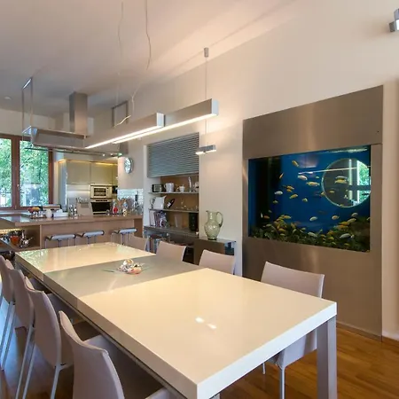 Huge Luxury Villa, 6 Beds And Baths, Terraces, Double Garage וילה פראג